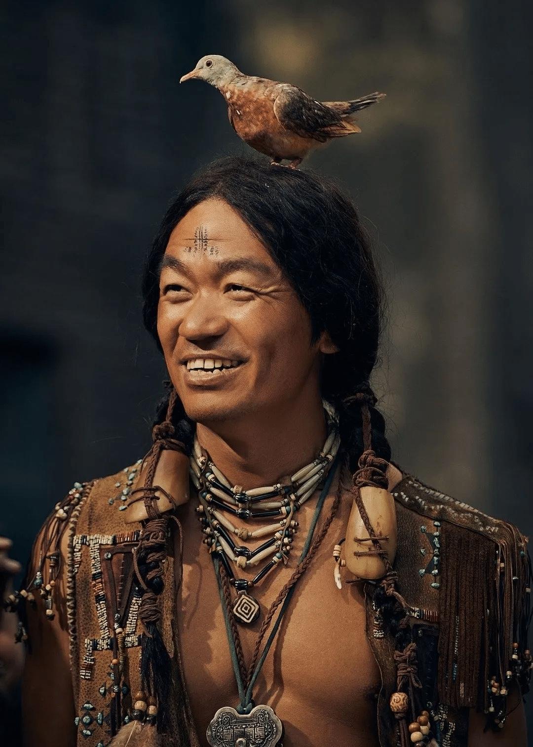 离婚9年王宝强从不提过往，定期飞港陪儿子，如今儿女成才，这才是好爸爸该有的样子