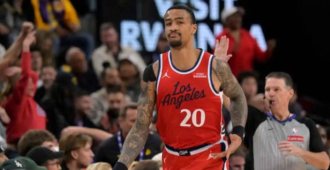 快船还是得想办法，让科林斯在比赛早期多参与到进攻中来。不管是留着自用，还是让他