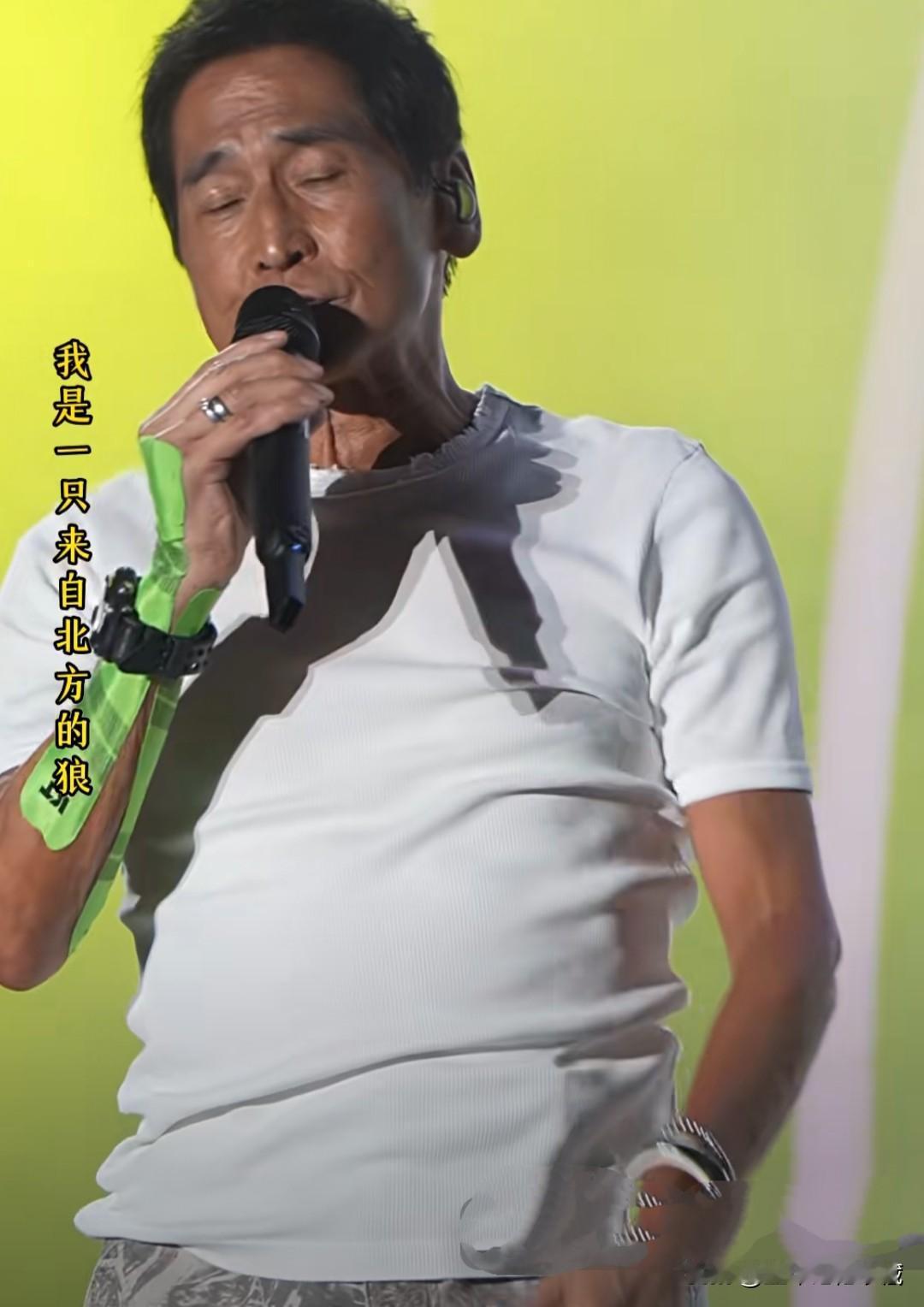 齐秦这叫圆领T恤衫领子都秃噜线了，小哥还在穿着演出，真的太勤俭节约了！齐秦应该过
