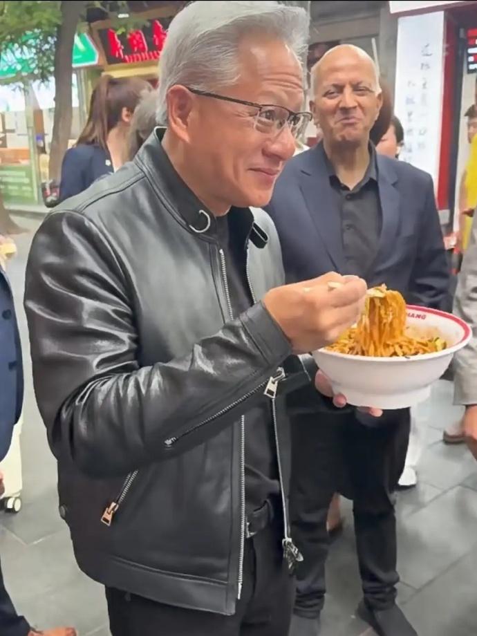 亿万富翁黄仁勋在北京街头吃炸酱面、喝蜜雪冰城，太朴实无华了！