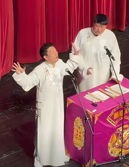 曹云金代表德云社？近日，曹云金南昌商演台上话筒失灵，紧急救场致歉，“实在不好