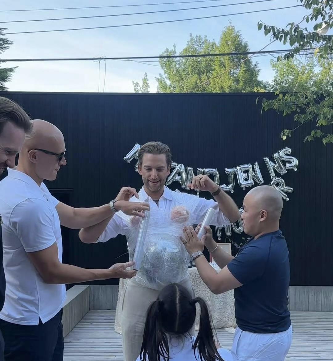 谢婷婷今次终于收心嫁对人了！看谢婷婷的肚子应该也是个女儿，一般怀女儿都会手臂长