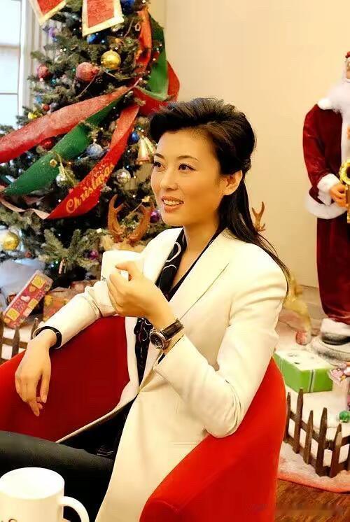下班之后的李红喝着咖啡，安安静静坐着好迷人，她的造型好适合她，端庄娴雅，看起来超
