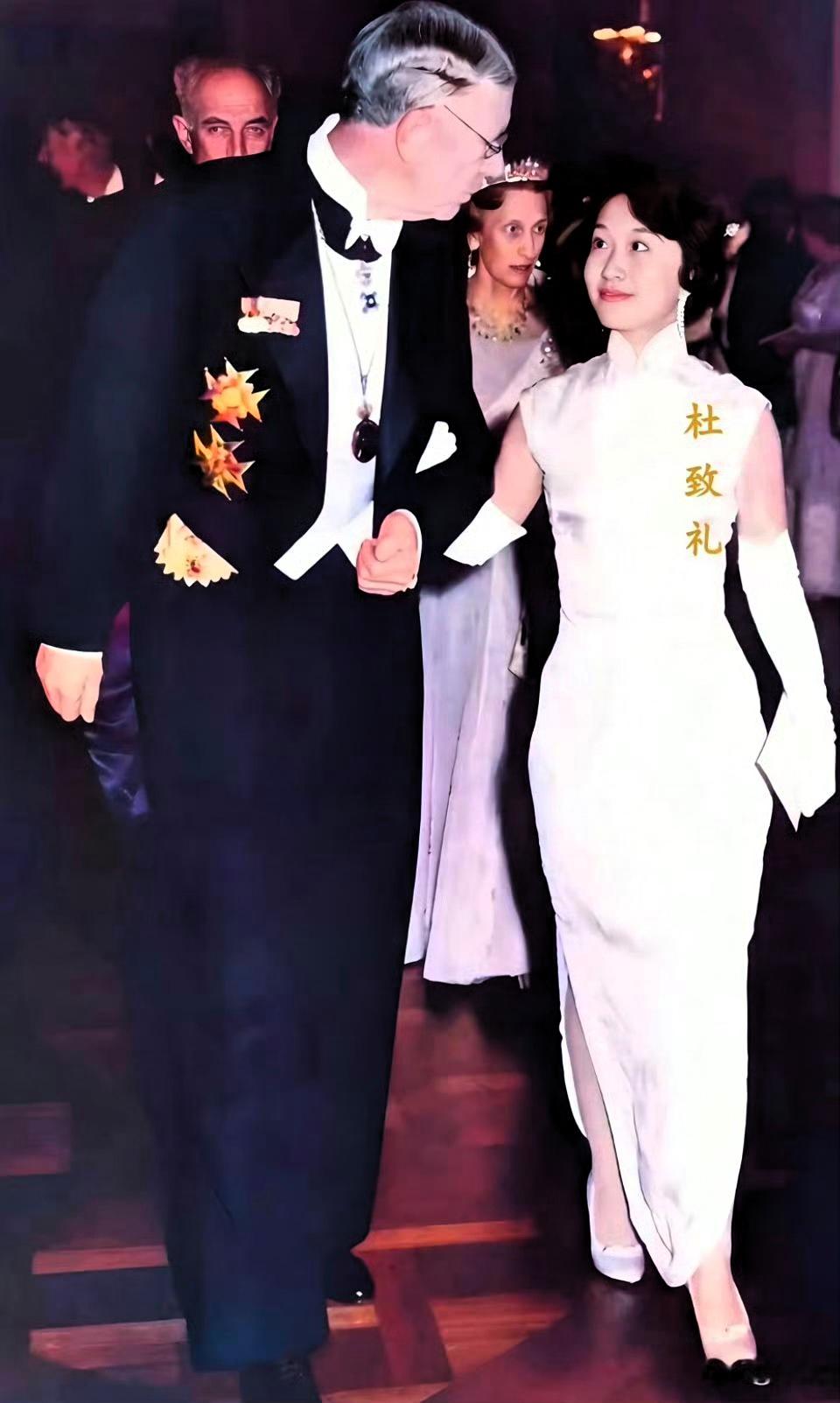 这是1957年时候，30岁的杜致礼在瑞典参加丈夫杨振宁的诺贝尔颁奖典礼时的照片，
