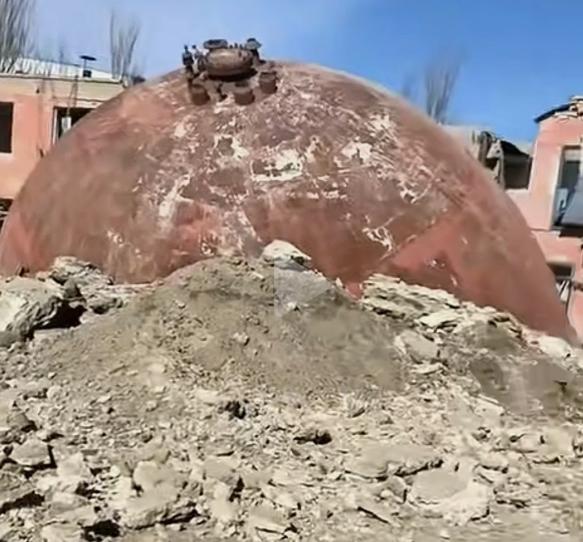 包钢炸飞的铁疙瘩就是这个东西，飞了2公里，落到一家废品收购站的院子里，庆幸的