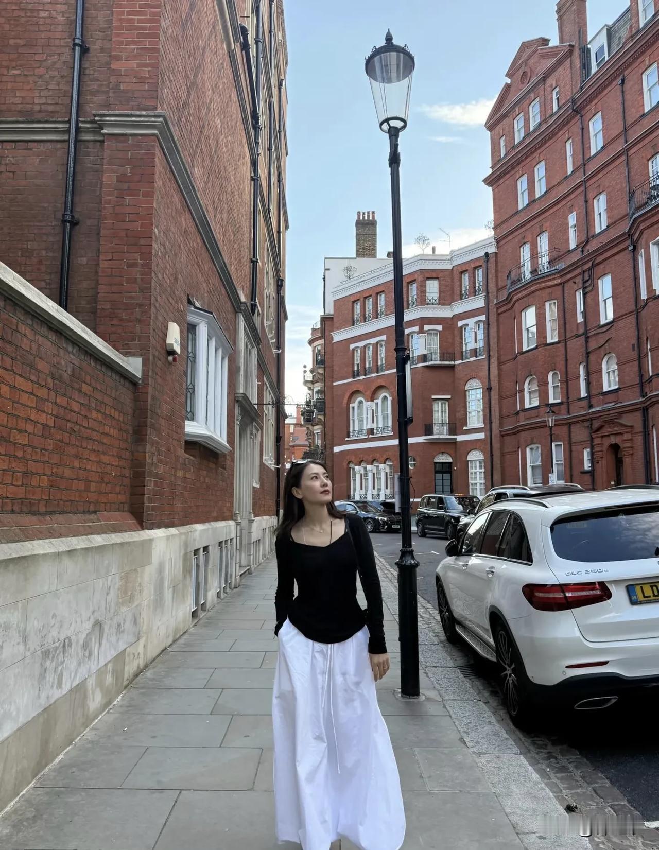 高圆圆今日晒照，并说这是留在伦敦的记忆，看来女神应该是去参加时装周了。而且她