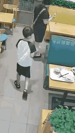 这两个孩子胆都比较小，好奇心都比较强，看到邻桌人吃完饭走了，桌子上好像落了一件东