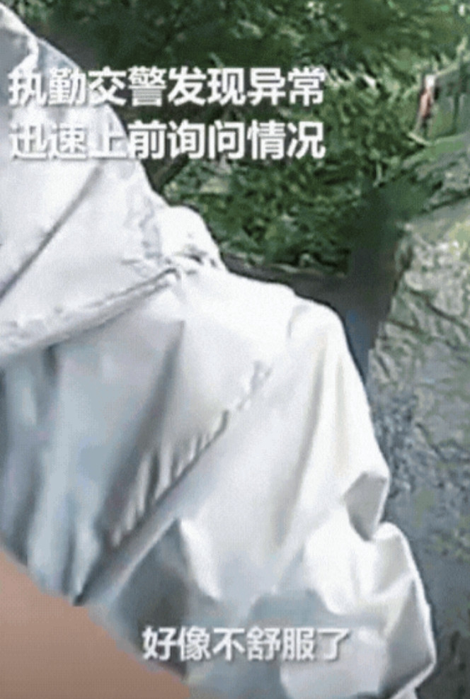 “上人民日报了！”浙江杭州，外卖小哥送餐途中，突感心脏不适，下车后直接倒在路边，