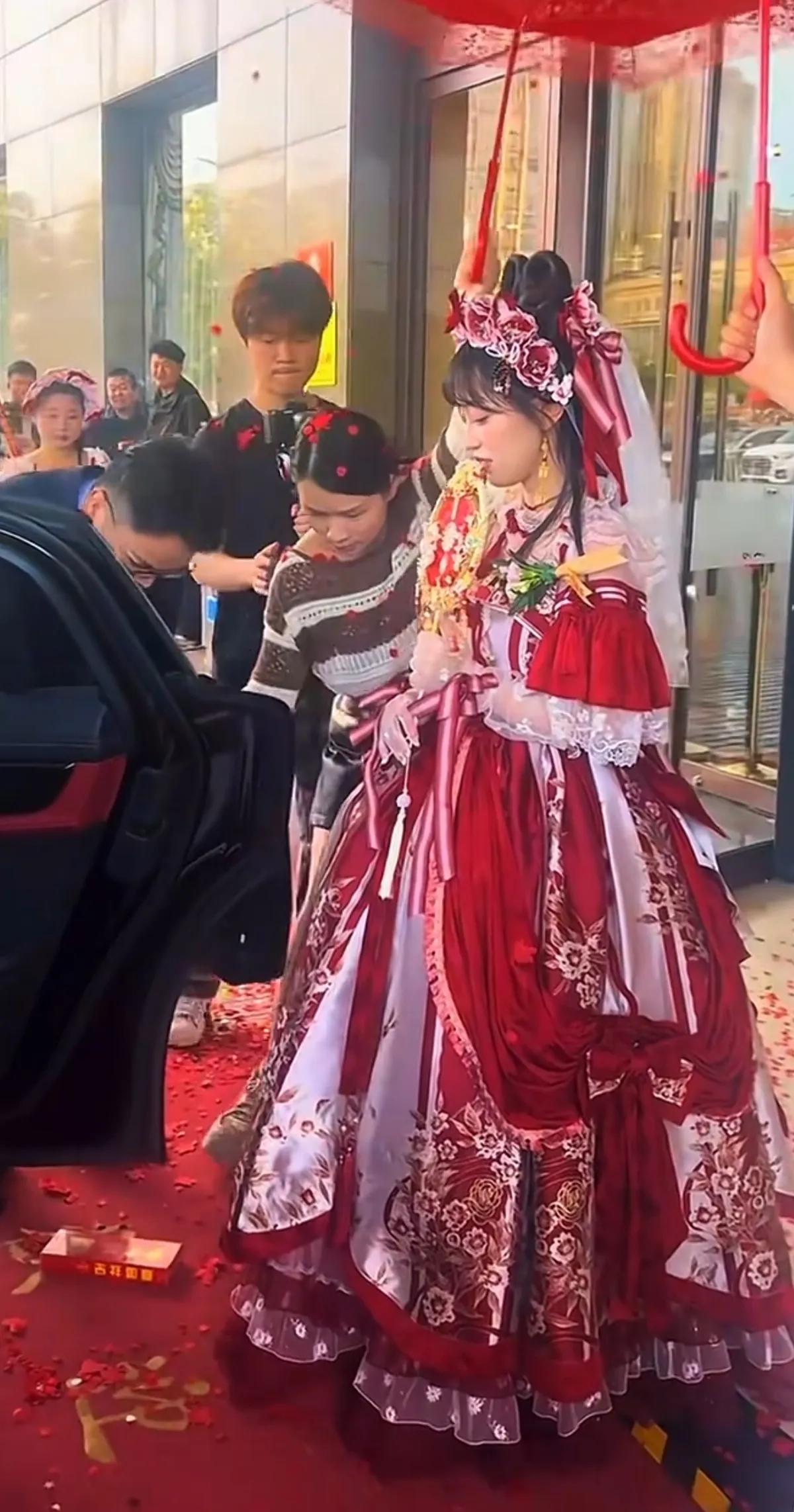 结婚不能穿洛丽塔吗？一对新人举办婚礼，新娘没穿婚纱秀禾，穿了一件洛丽塔裙，就像