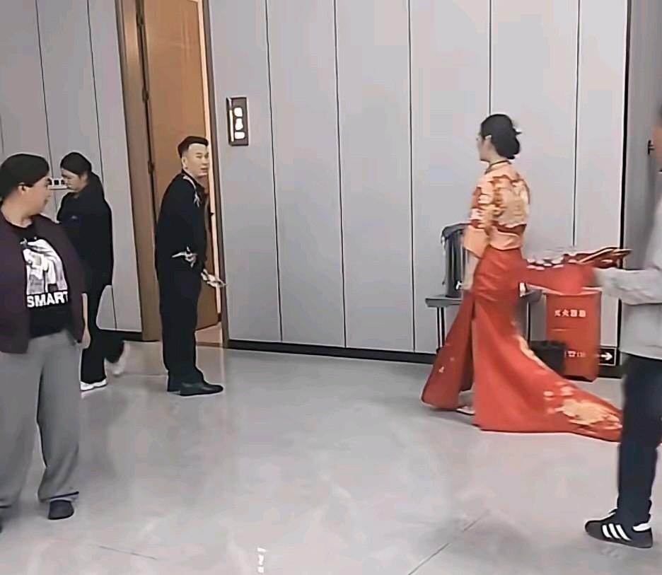 讲真的，这个男子可真配不上陈亚楠。哎呀陈亚楠长的是要容貌美如花，身段也好。要不然