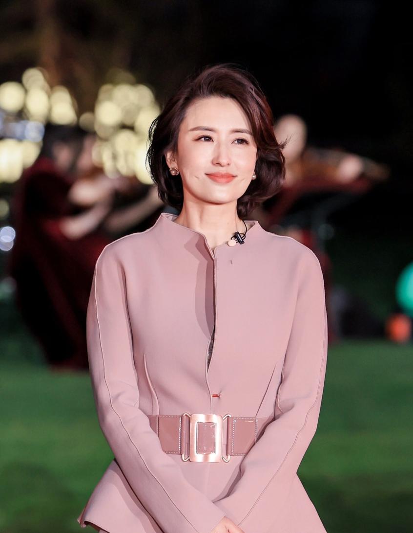 2023年，央视主持人张蕾辞职，中年告别铁饭碗，网友们纷纷表示意外和不解。无数人
