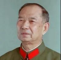 1982年，开国少将尤太忠视察部队，见一副团长好生眼熟，暗骂一句大事不好，立刻打