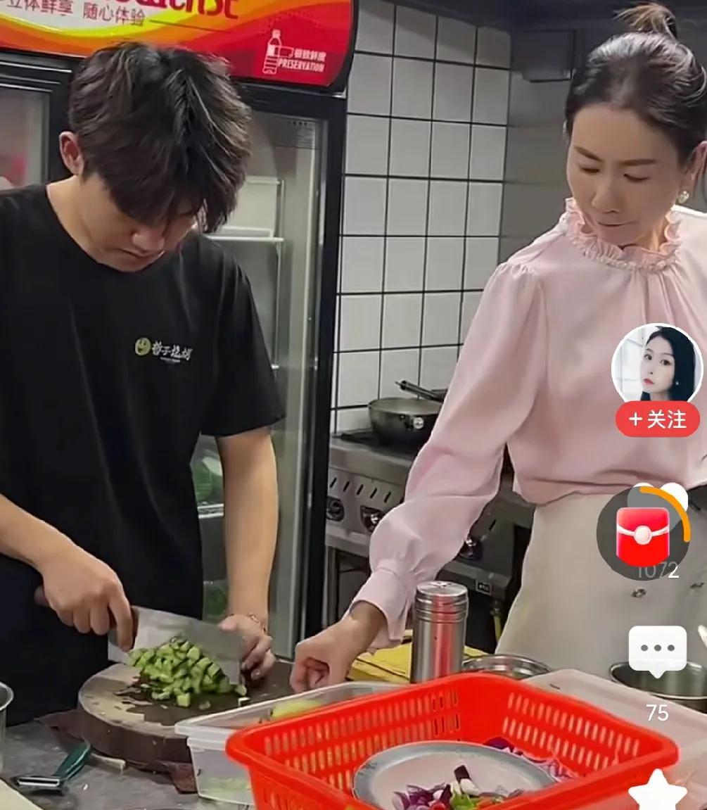 经常上网的网友们一定刷到过这位女士的视频。她是一家饭店的老板娘。身份应该是真的。