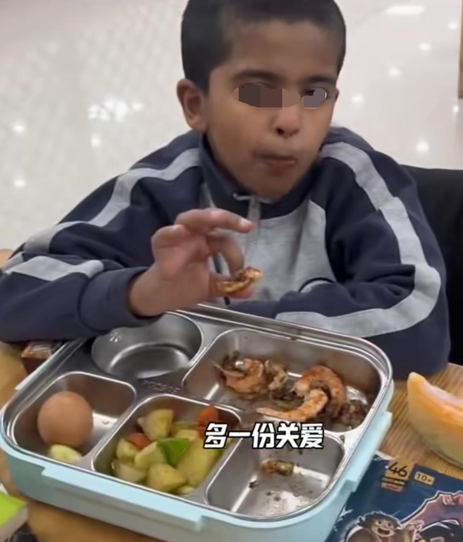 学校老师给外籍小朋友剥虾吃，这事应该是学校自己的宣传资料，怎么被人发到了网上呢？