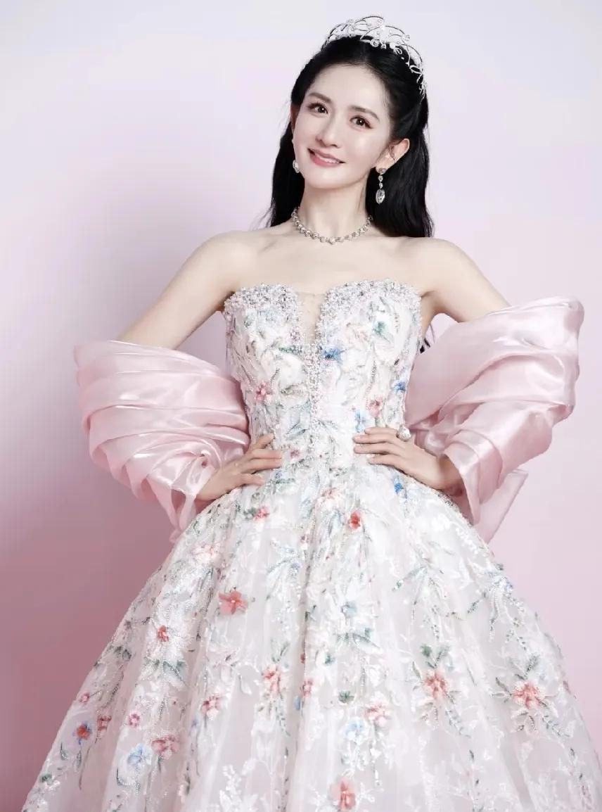 湖南卫视捡到宝了。有谢娜这样任劳任怨，兢兢业业当几十年主持人，互相成就。她的