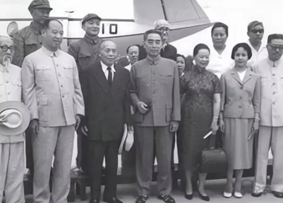 上世纪70年代，曾经风光无比的李宗仁在中国去世，看着治丧报告的周总理思考了半天，