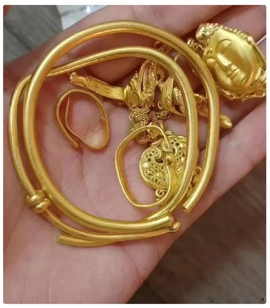 家人们谁懂啊！卖了两个黄金手镯，一个是黄金手镯，一个是推拉手镯。一个是44克的