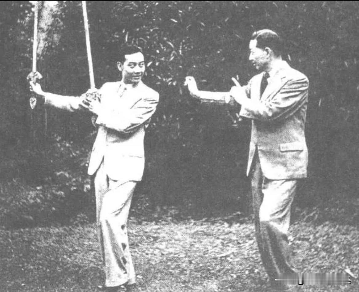 梅兰芳在上海寓所花园中指导弟子李世芳研习艺业的老照片。梅兰芳对李世芳关爱有加，视