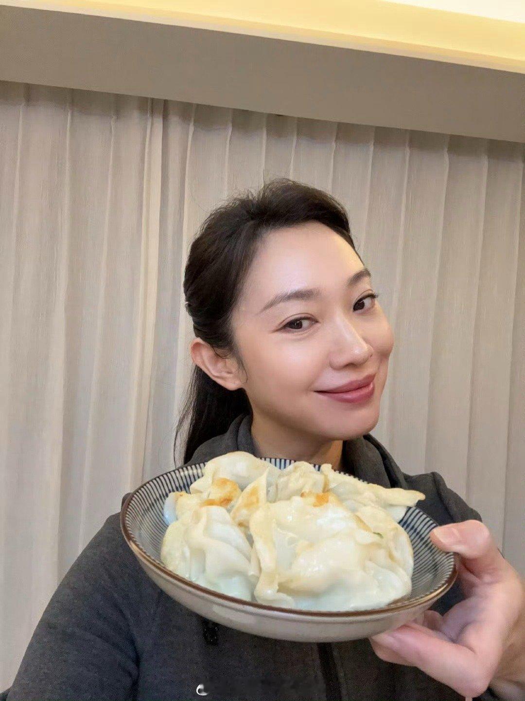 王佳佳把小说里的舅妈演活了从支持收养孩子到梦想换大房子，舅妈的每一次选择都闪着