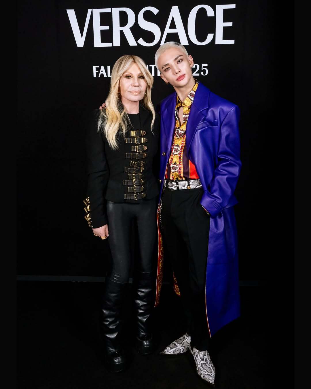 掌门人Donatella分享和Versace2025秋冬大秀头排看秀嘉宾合影