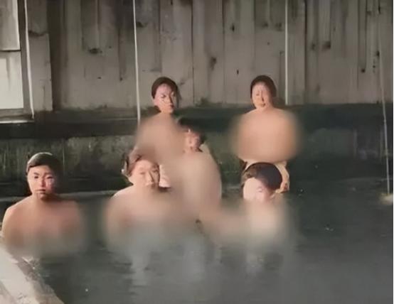 百年前东京澡堂惊现男女共浴！老照片揭露日本最坦荡的洗澡文化