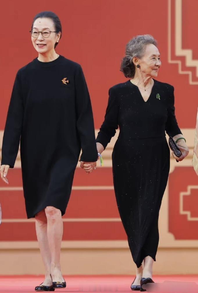 被奚美娟老年状态惊艳：裙不配运动鞋、发不披肩，年过70都没“油腻感”