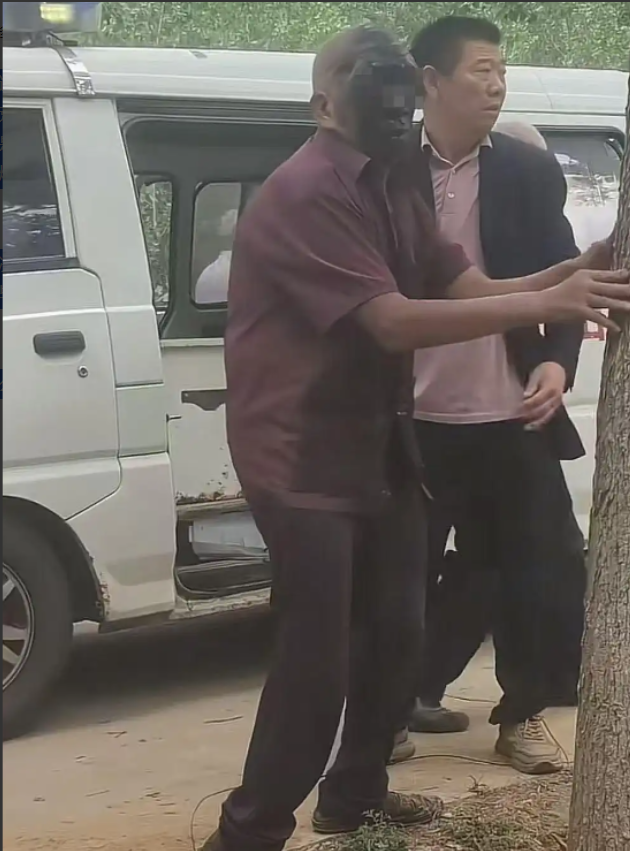 太可怜了！6月1日，河南一百岁老人过大寿放爆竹庆祝，而一位靠捡废品为生的7旬老人