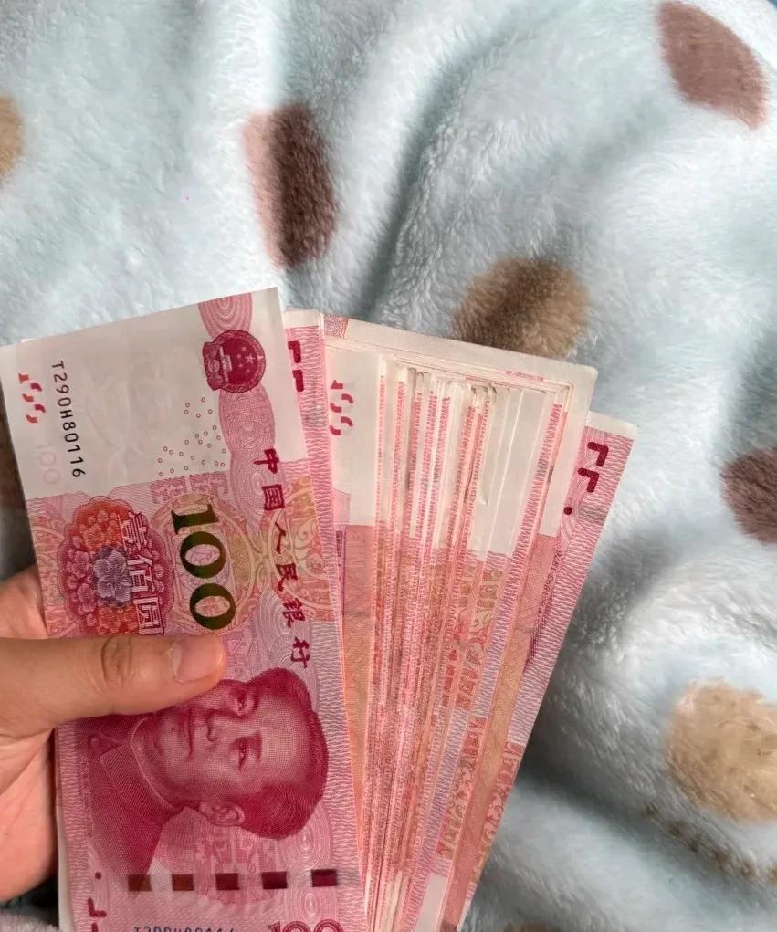 钱难挣，真的不容易，上白班还行，夜班影响睡眠眼袋大，好想躺平啊。偏偏我也