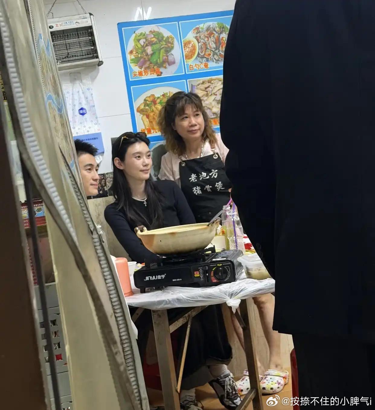 何猷君奚梦瑶路边吃猪骨头，保镖坐同桌戴手套狂啃，画面太反差不敢相信！