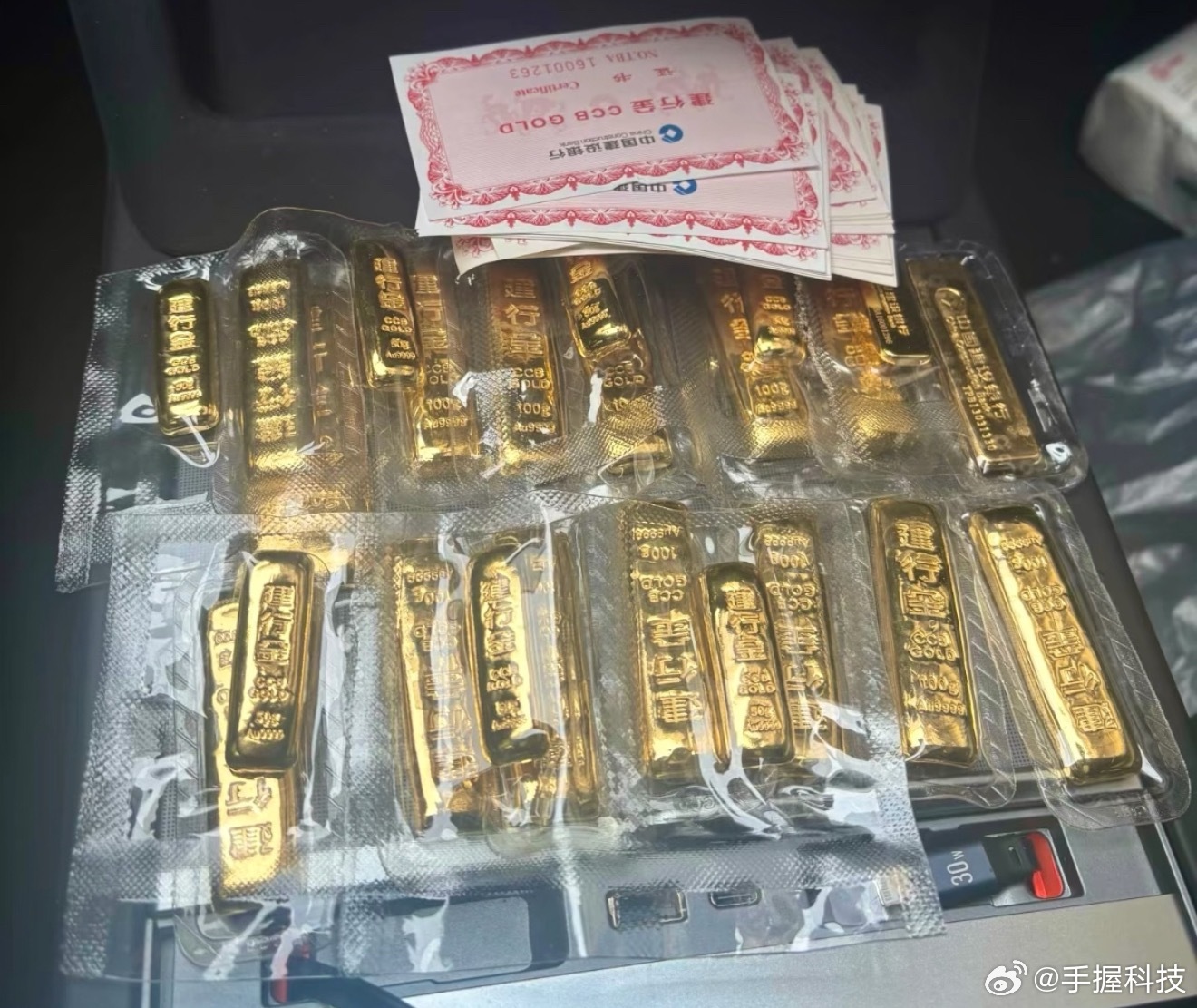 黄金战争升级，全网唱空，说明黄金牛市已经结束了。不过不是恐慌情绪，客观的分析现在