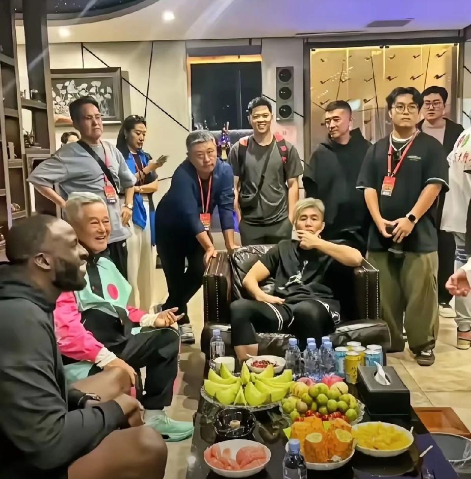 郭艾伦是真忙，什么样的娱乐活动都参加。原本以为参加完东北超足球明星赛就完事了，结