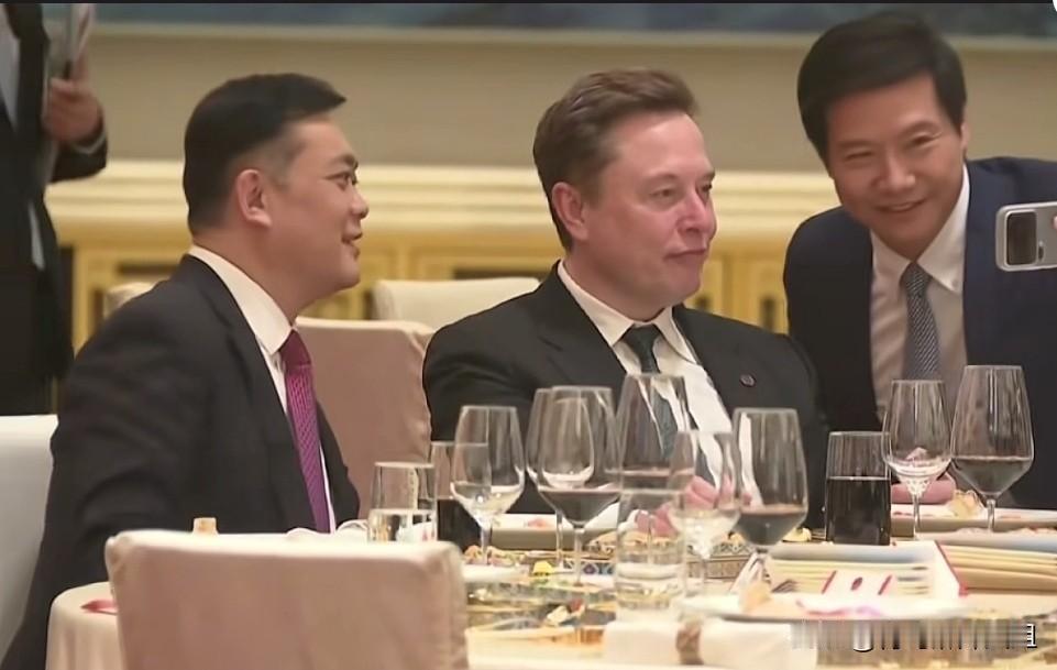 晚宴微妙一幕：雷军热情求自拍，马斯克面露不耐显拘谨。在今晚的高端晚宴现场，雷军