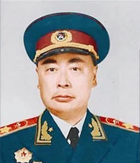 1937年，陈宏被捕，供出了陈毅，敌人设计诱骗陈毅下山。梅岭的雾气裹着血腥味