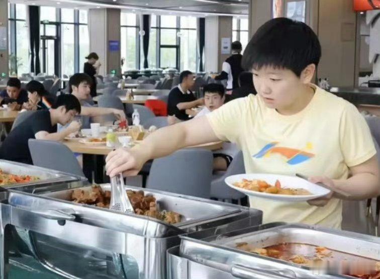 孙颖莎饭张力这一块原来吃饭也能这么圈粉！莎莎吃到热乎的会轻轻呼气，夹菜刻意避开盘