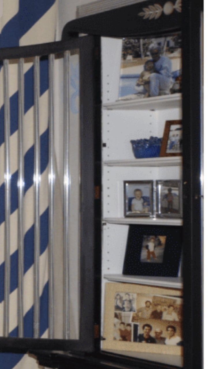 杰弗里·爱泼斯坦的卧室里有小孩子和幼儿的照片。其中一张照片显示爱泼斯坦与一名幼儿