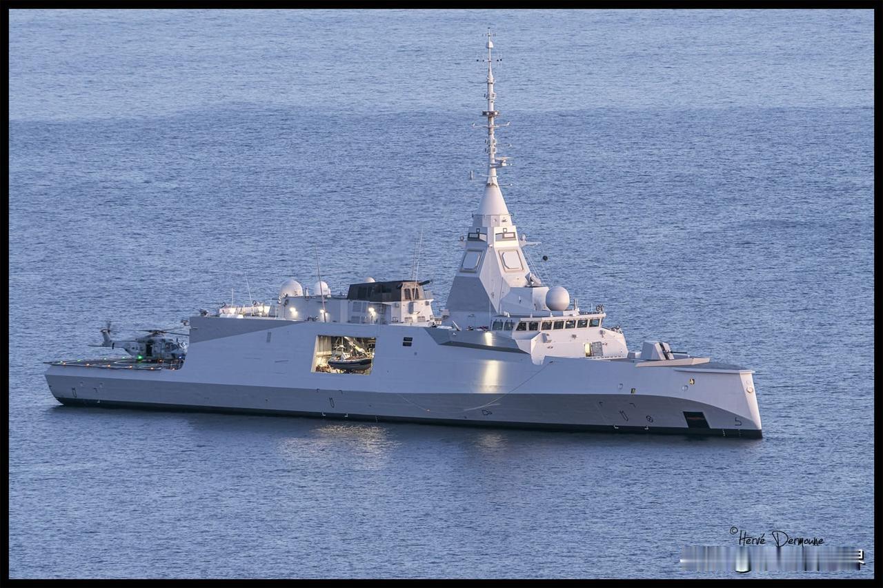 法国“阿马尔·罗纳克”号（舷号D660）护卫舰在土伦附近被当地摄影师埃尔韦·德
