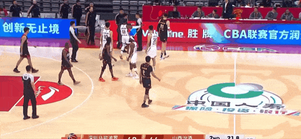 驱逐出场！迪亚洛被吹罚进攻犯规！潘江非常不满，直接跑进球场抗议！裁判