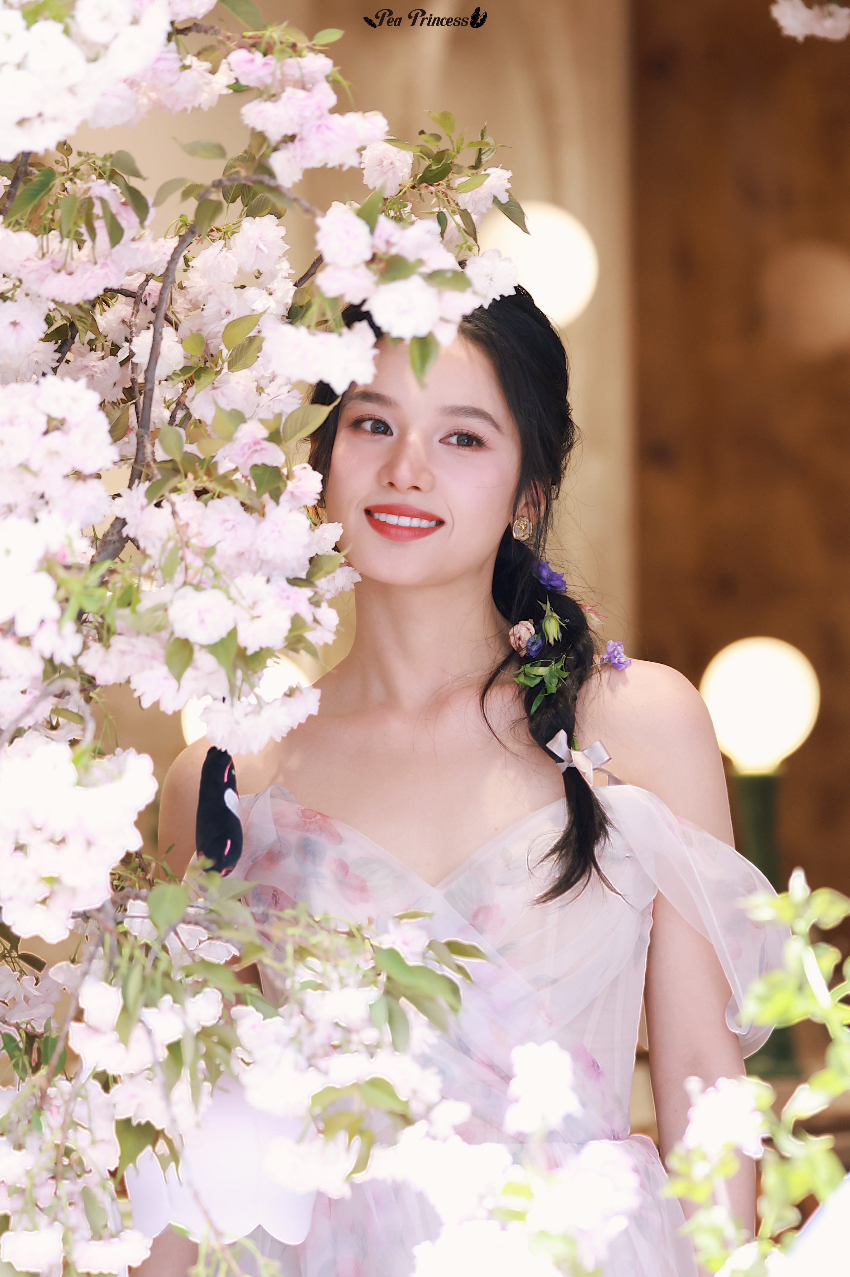 张婧仪梦幻花裙搭配缀花编发，将浪漫与明媚尽情绽放。笑靥如花，把温柔与美好都定格