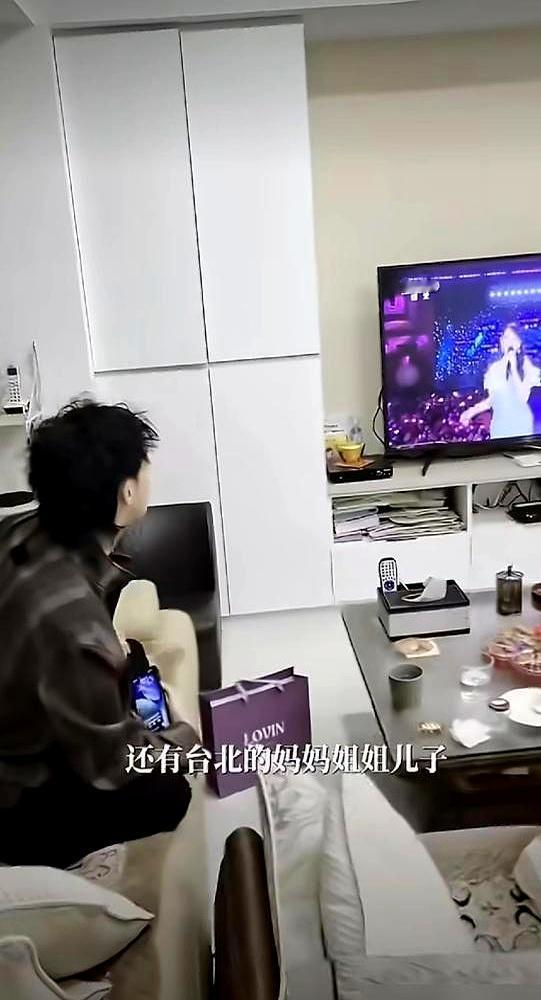 机场那一幕绝对看呆了。伊能静帮秦昊整理头发，手都不断碰在一起，两人笑着说话，氛围