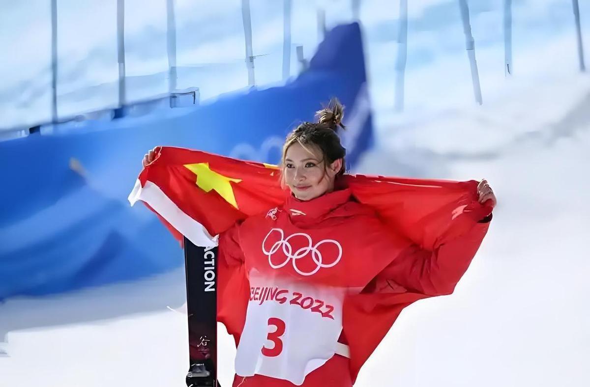 谷爱凌复出了。八个月没上雪，一上来就干了个94.25。没人敢信，但她就做到了