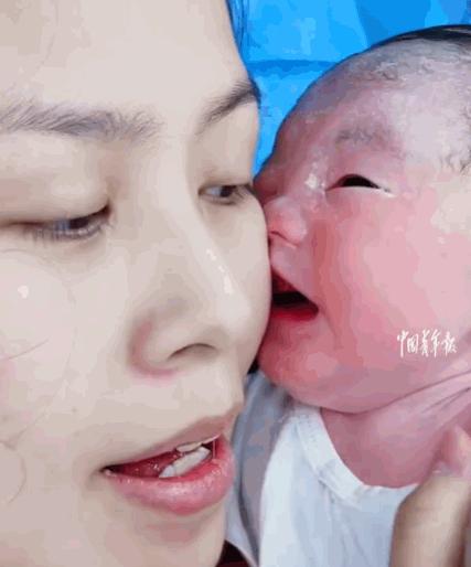 7月5日，刚出生婴儿哭闹不休全家人束手无策，妈妈拖着产后疲惫俯身轻声喊话，哭声骤
