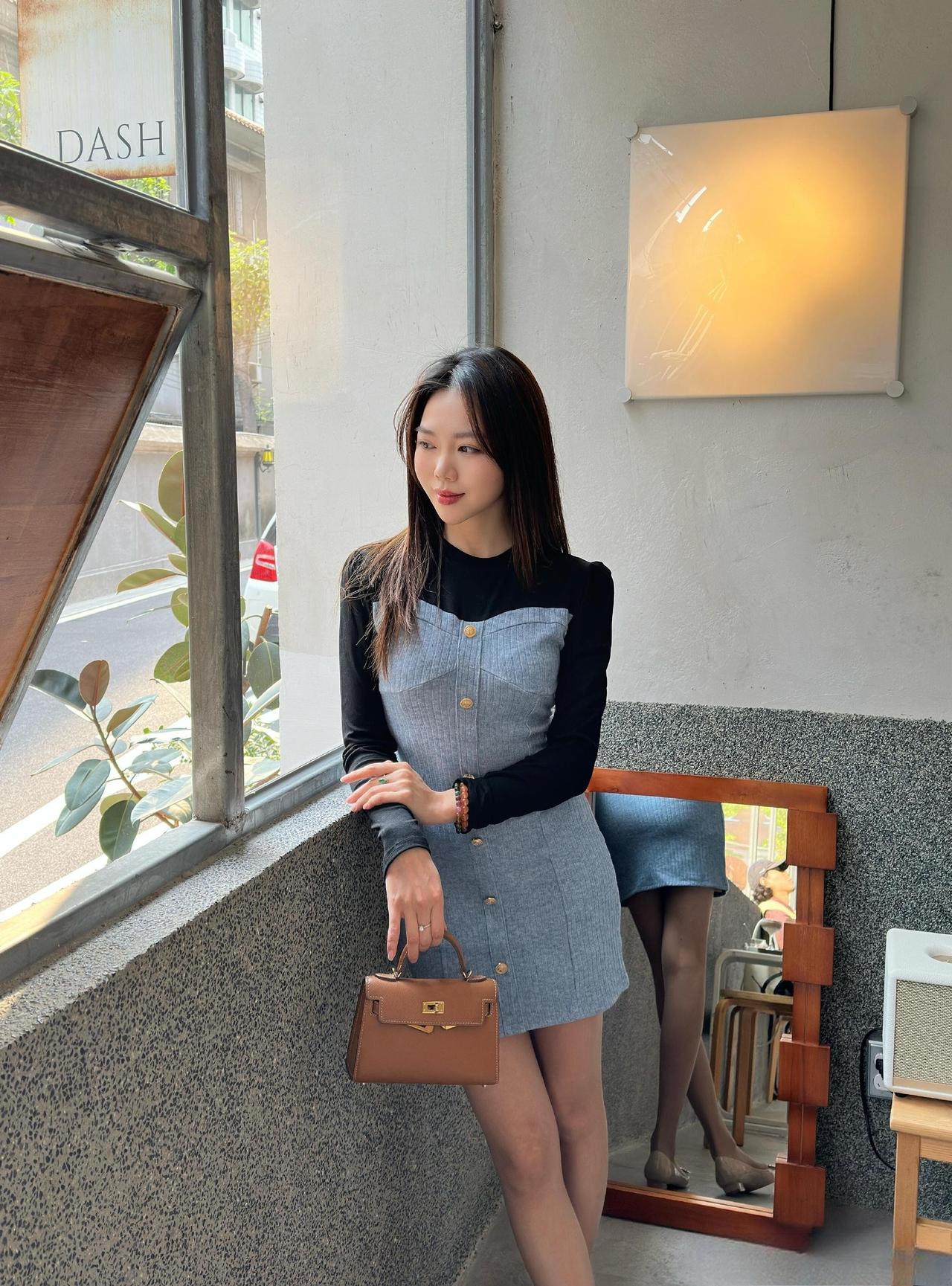 这套是“甜酷拼接风”穿搭，设计感和利落感都很突出：-单品选了黑蓝拼接牛仔