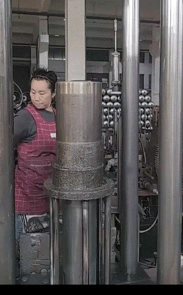 一块铁皮居然能拉这么长！