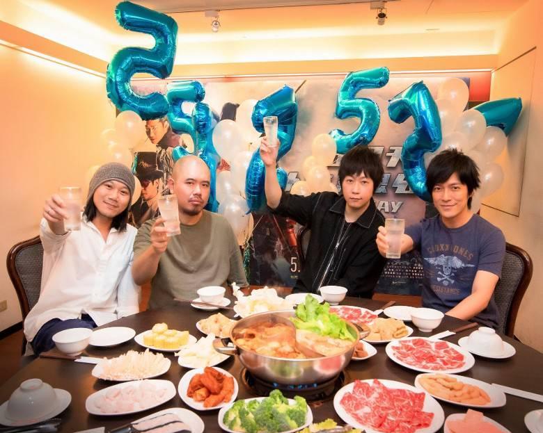 #万能生活指南#台湾天团五月天在启德主场馆举行的《#5525回到那一天》巡回演唱