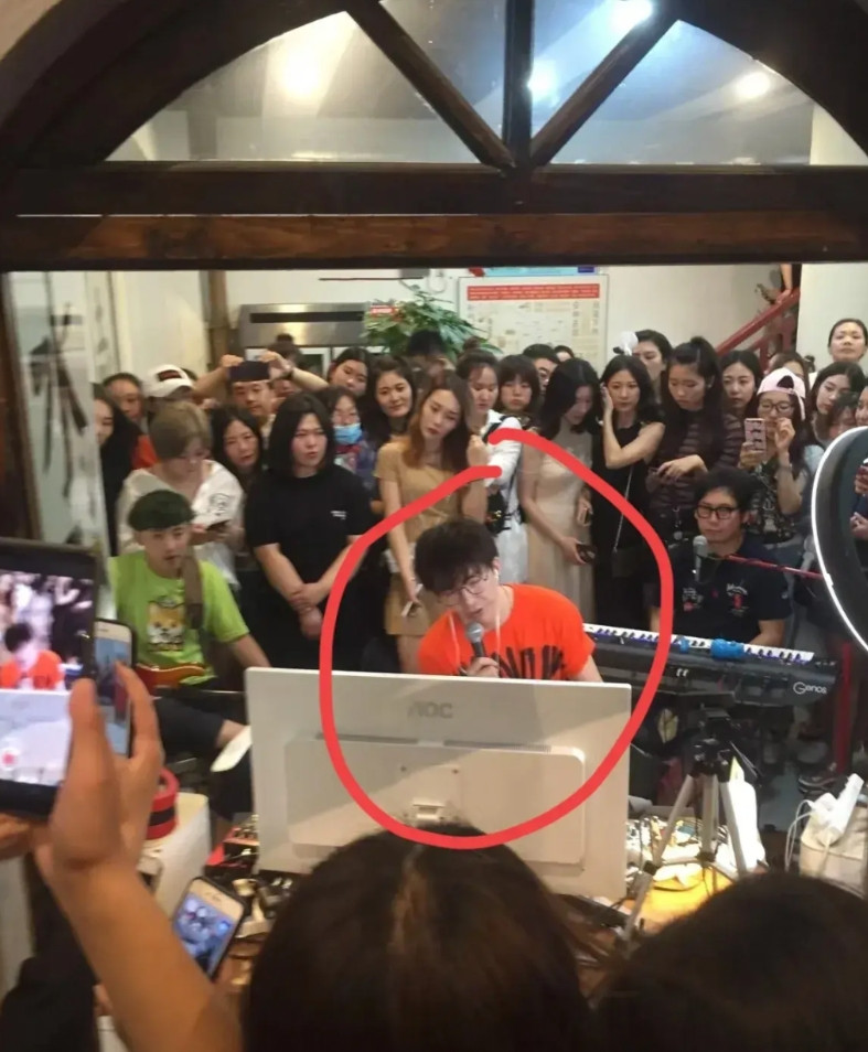 早年刘宇宁在街头卖唱时我闺蜜亲眼见过他她说刘宇宁跟电视上完全不一样，本人