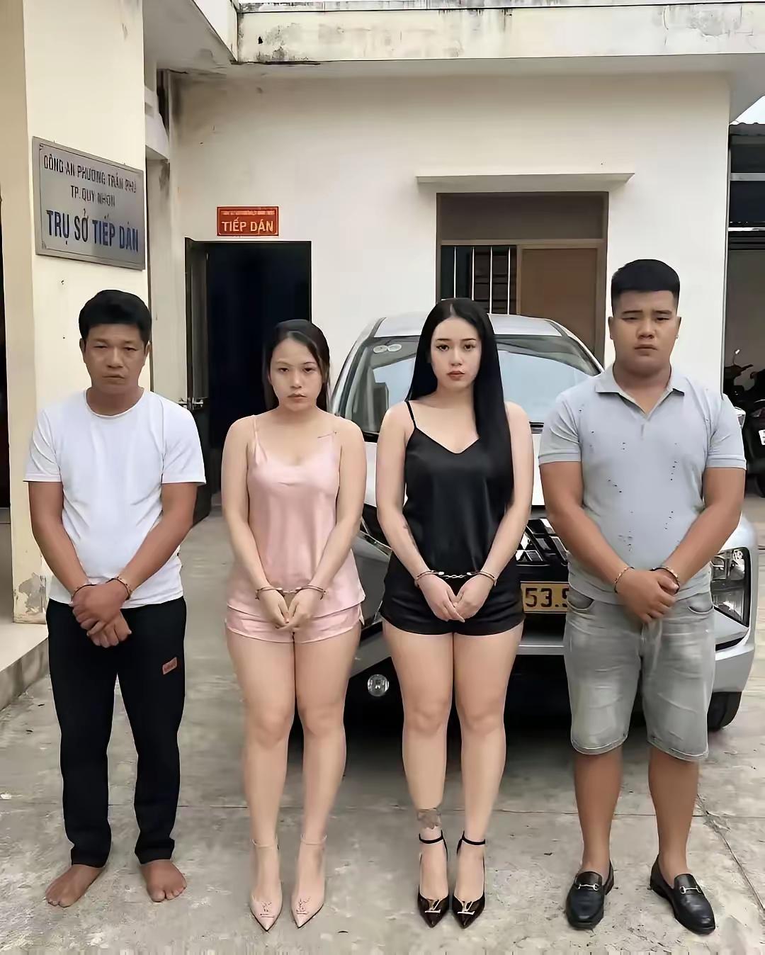 两男的肯定不是兄弟，大家觉得两个女的是姐妹吗？我怎么感觉两人长的有点像呢，而且粉