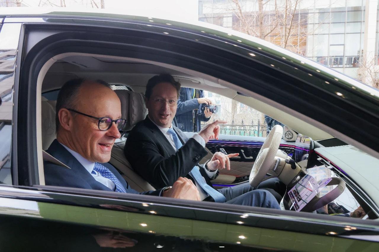 德国总理默茨和康林松在国内试乘新一代S级轿车，Momenta直接拿下奔驰