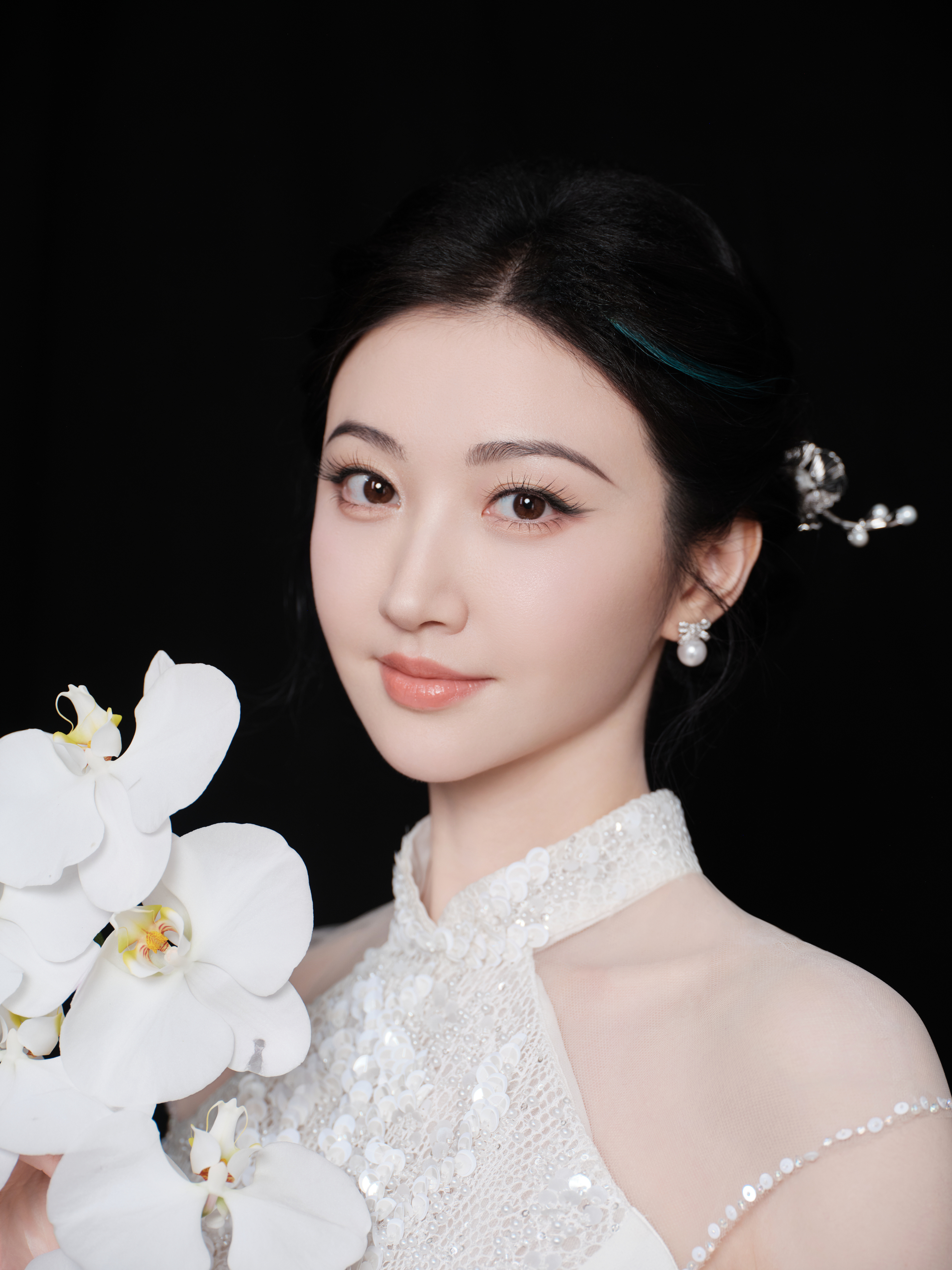 景甜当月光白的旗袍如流水般裹住曲线，那片网纱轻覆的玉背，是东方美学最撩人的留白