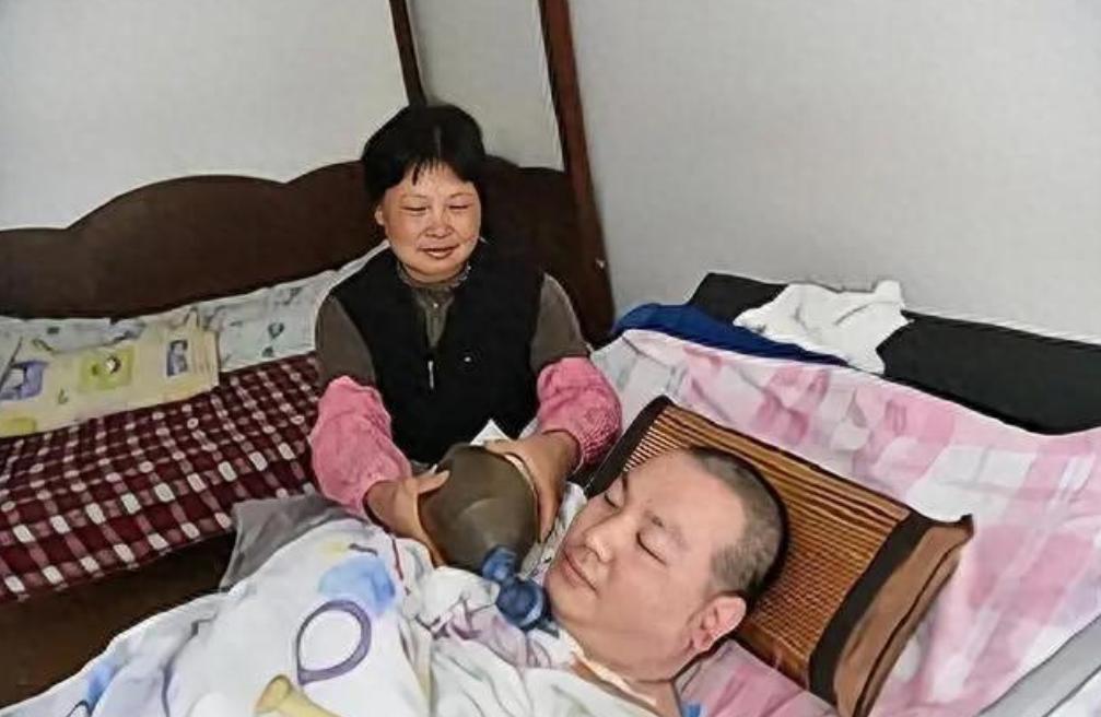 2006年，浙江一小伙因车祸永久丧失了自主呼吸功能，父母多年来捏皮球5000万次