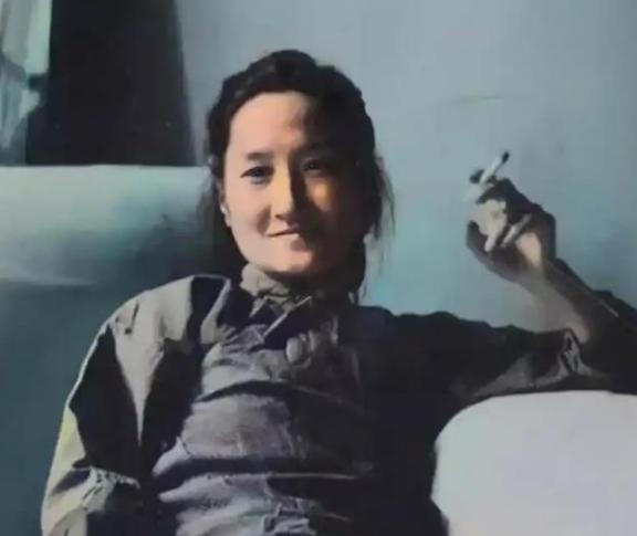 1965年，62岁陆小曼去世。翁瑞午的长女翁香光闻讯赶来，见四下无人，迅速解开陆